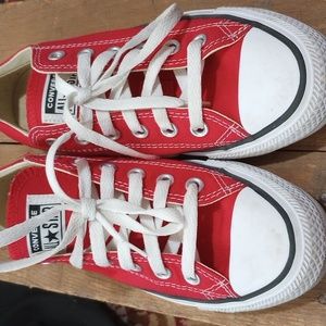 Women's size 7 chuck Taylor low converse sneakers RED